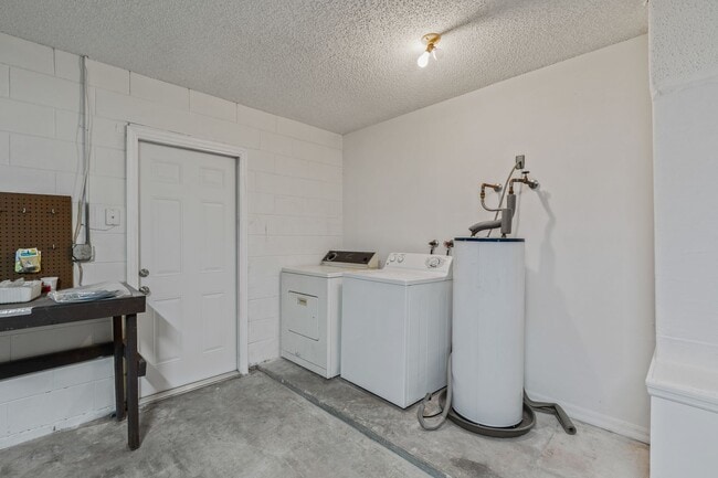 Building Photo - 2711 N Dellwood Dr
