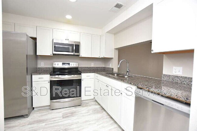 Building Photo - 2241 9th St SE