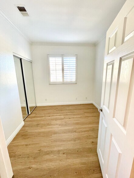 Building Photo - 40 Mesquite