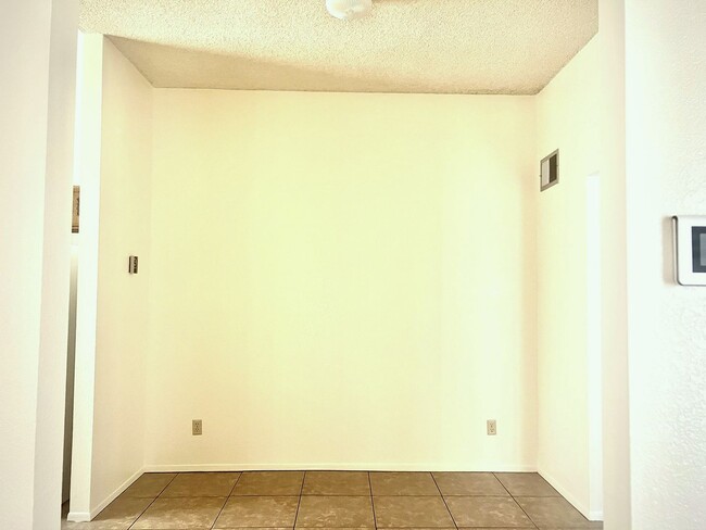 Building Photo - 5111 Paseo Las Palmas