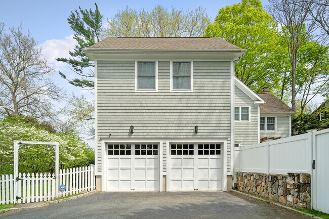 Building Photo - 187 Compo Rd S