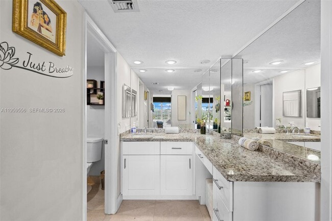 Building Photo - 3850 Oaks Clubhouse Dr