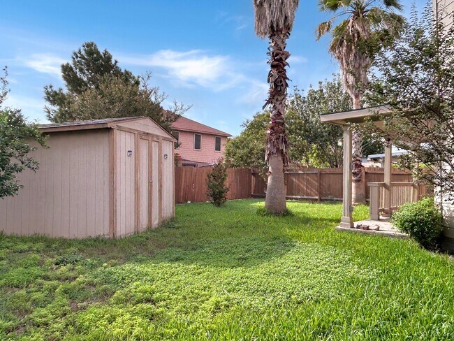 Building Photo - Spacious 5-Bedroom Retreat with Oversized ...