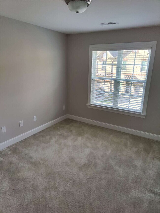 Building Photo - 847 Silver Leaf Dr
