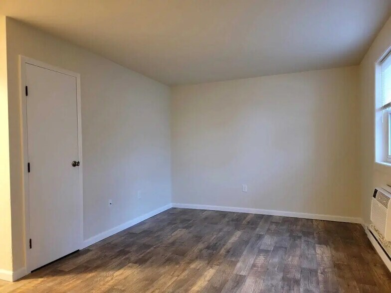 Building Photo - 675 E Main St