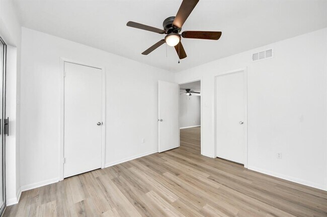 Building Photo - 2207 Bauer Dr
