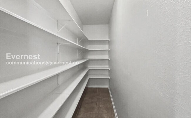 Building Photo - 3 Bed, 2 Bath Home with Fenced Yard & Garage / Pet-Friendly / Available Now!