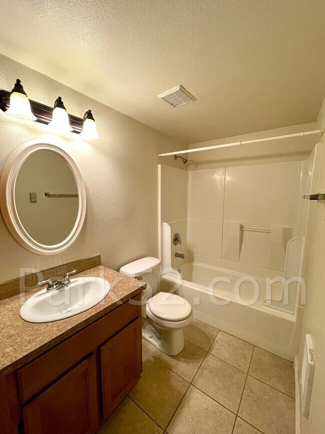 Building Photo - 401 N M St