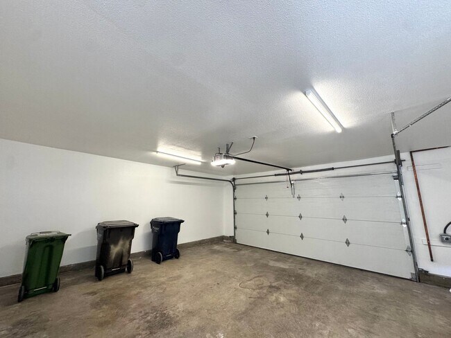 Building Photo - Beautifully Updated 3 Bedroom, 2 Bath with Private Yard