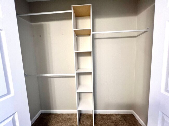 Building Photo - Charming home in Blue Pine Village!