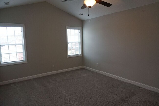 Building Photo - 3 Bedroom 2.5 Bathroom home located in Rogers Farm in Hubert!