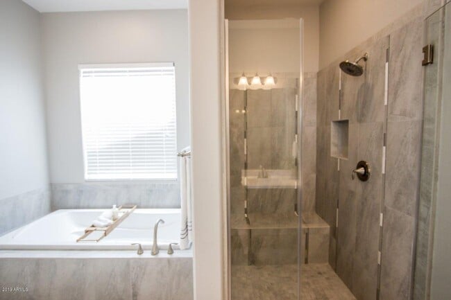 Building Photo - Gorgeous 4 Bed + den Single Level Home in gated community in North Peoria with RV Gate / BBQ!!