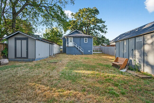 Building Photo - 1129 W Owings St