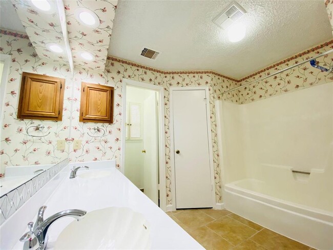 Building Photo - 16118 Pasadero Dr