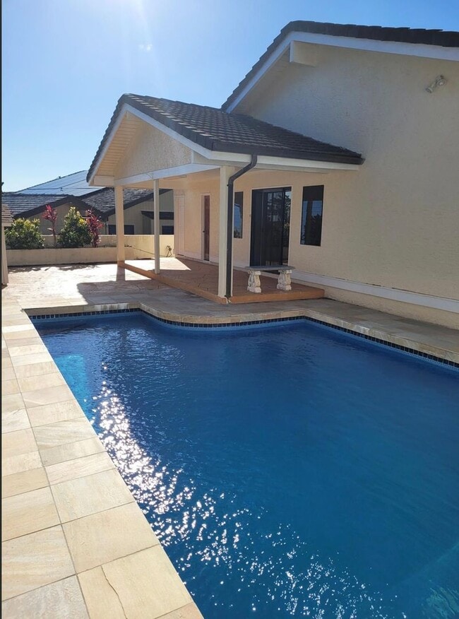 Building Photo - Beautiful Home in Royal Summit