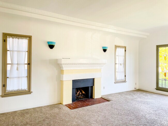 Living room - 1017 S Stanley Ave