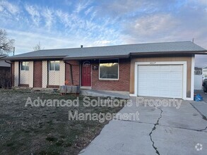 Building Photo - 4827 Southridge Dr