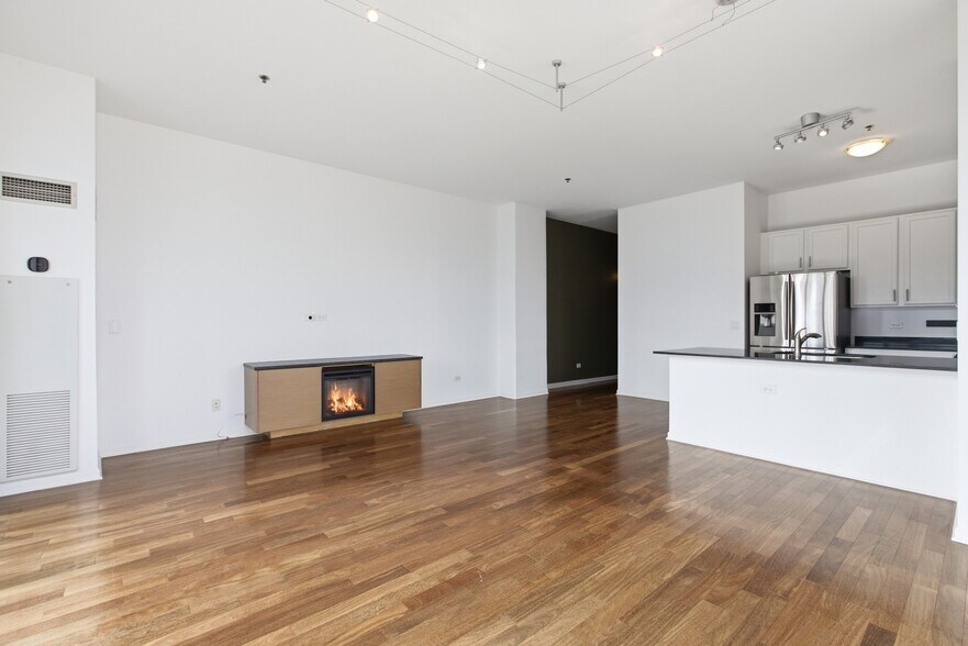 Building Photo - 340 W Superior St