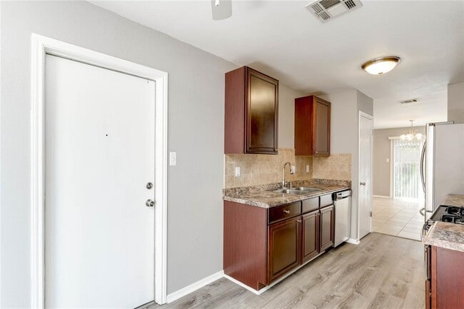 Building Photo - 816 Russet Valley Dr