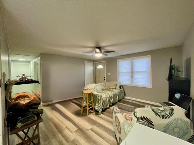 Building Photo - 1927 Sunnymede Dr