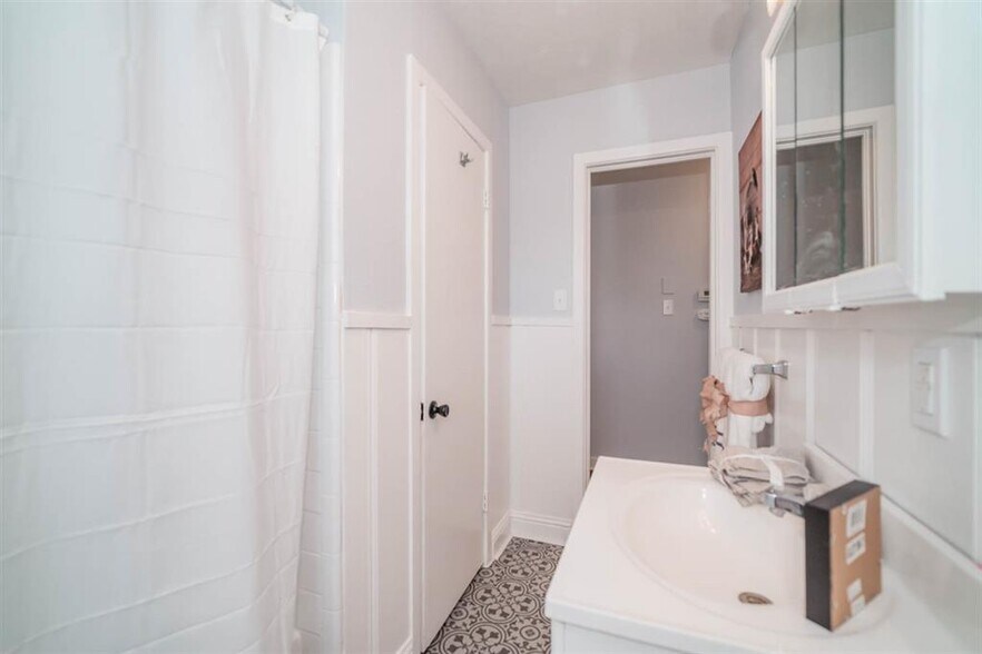 Full Bath - 812 Glencrest Ln