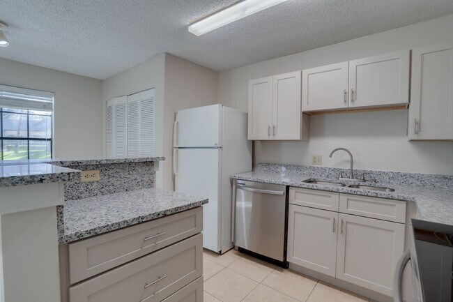 Building Photo - 385 Woodside Dr