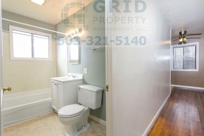 Building Photo - 2 Bedroom Bungalow in Northeast Portland - Huge Backyard!