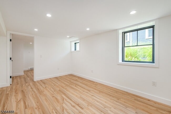 Building Photo - 554 Valley Rd