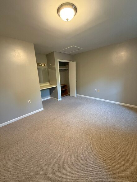 Building Photo - 329 Oakwood Ave