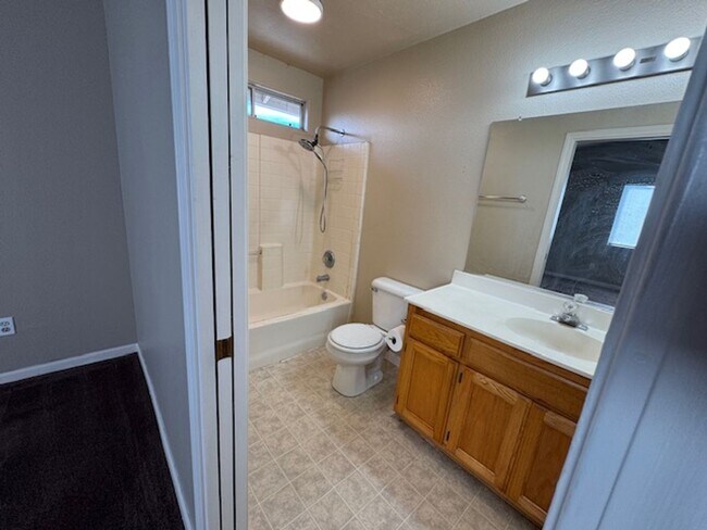 Building Photo - 3 Bedroom Townhouse Available Soon!