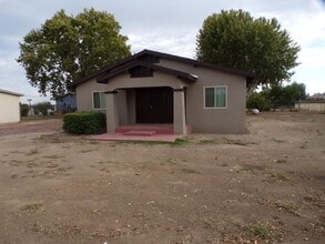 Building Photo - 6939 E Kings Canyon Rd