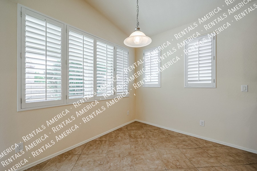 Building Photo - 4325 W Powell Dr