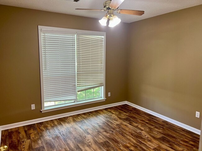 Building Photo - For rent 3 bedroom, 2 bath.