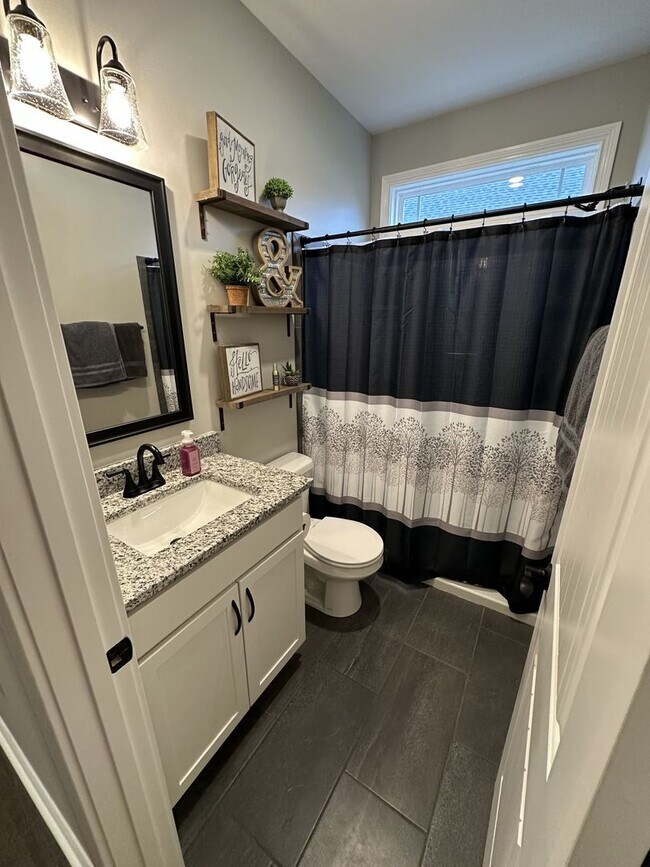 Building Photo - 4 Bedroom 3 Bathroom Home with Bonus Room!