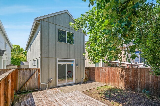 Building Photo - Lovely 3-bdrm/2-bath thin house in Portsmouth. Fenced backyard w/ deck, 1-car garage