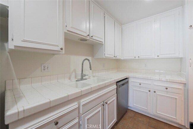 Building Photo - 6542 Ocean Crest Dr