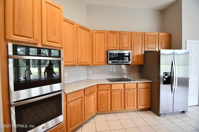 Building Photo - 925 Lotus Ln S