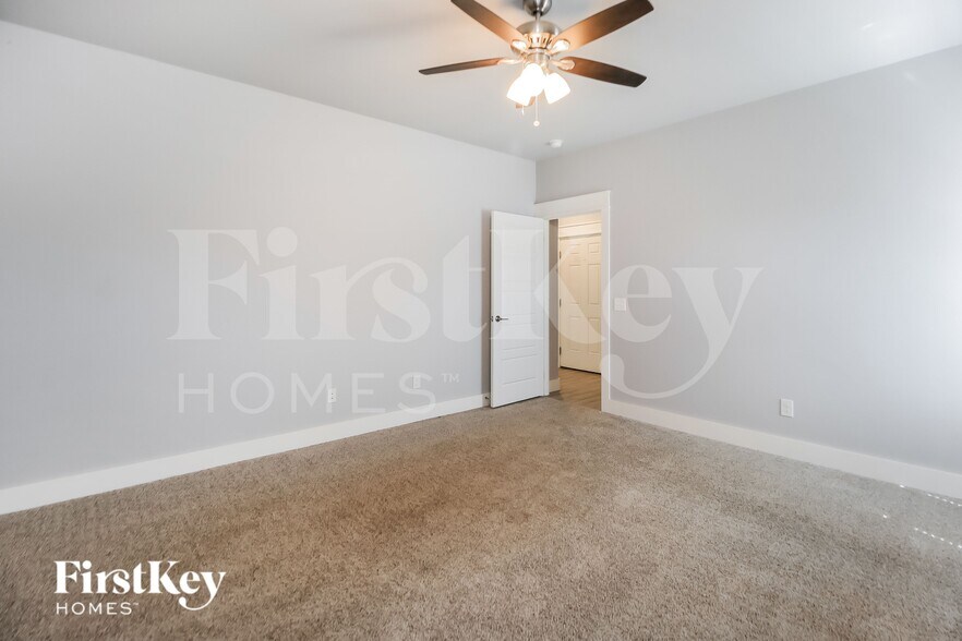 Building Photo - 1603 Village Dr