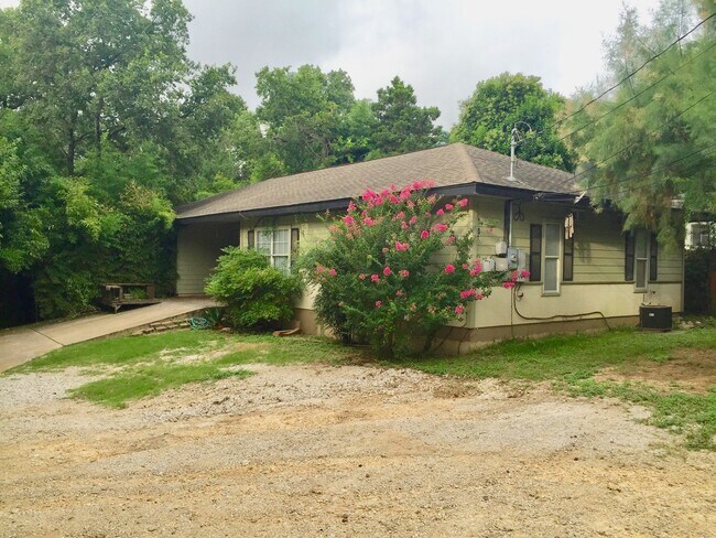 Building Photo - 705 Smith Dr