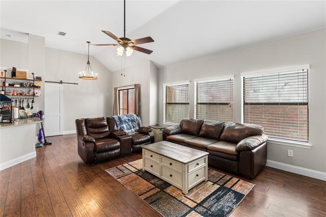 Building Photo - 2219 Greenview Dr