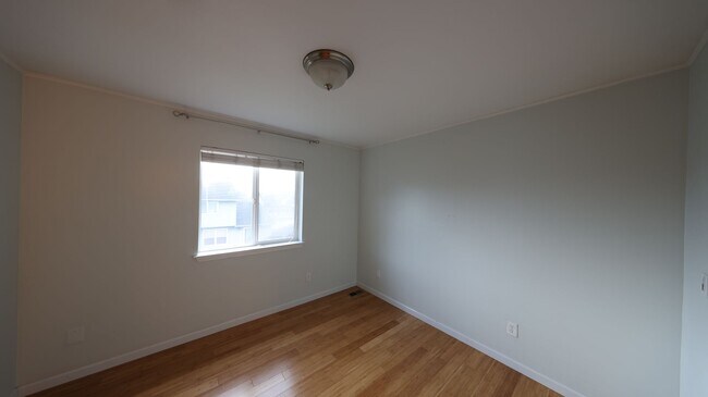 Building Photo - 4 Bed 2.5 Bath - Dog Friendly - Groups - N...