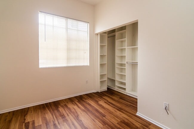 Building Photo - PRIME LOCATION FOR 2 BEDROOM/2.5 BATHROOM ...