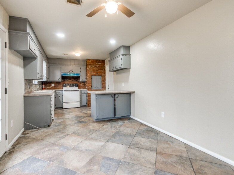 Building Photo - 8604 NE 33rd St