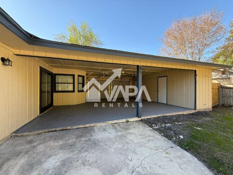 Building Photo - 302 Kingsman St