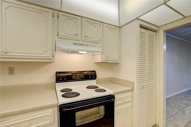 Building Photo - 1100 Ponce De Leon Cir