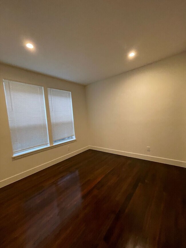 Building Photo - 1/2 Off First Month's Rent, 6Bdrm, 3Bath