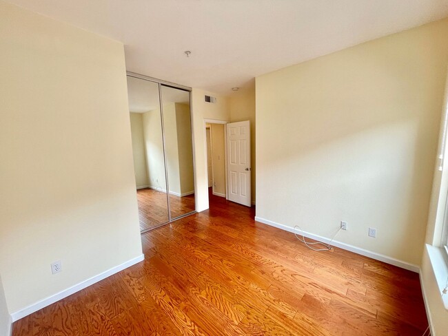 Building Photo - 2BD/2BA Spacious Crocker Amazon Condo, Gat...