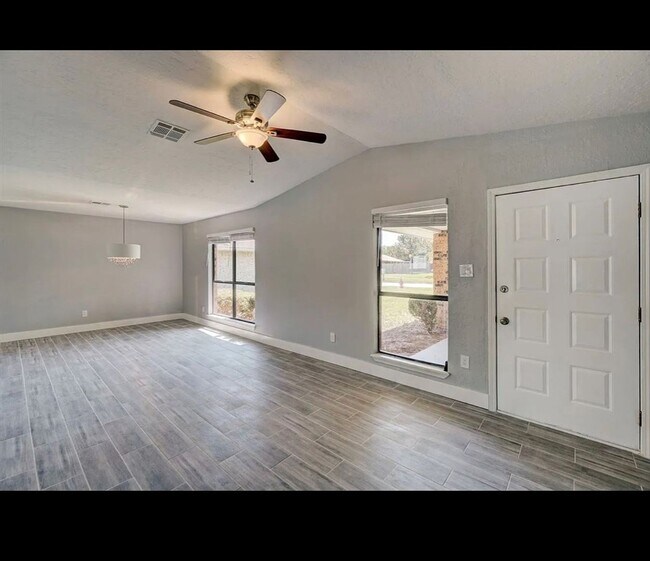Building Photo - Beautiful newly remodeled home located in ...
