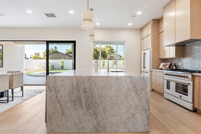 Building Photo - 5540 E Dahlia Dr