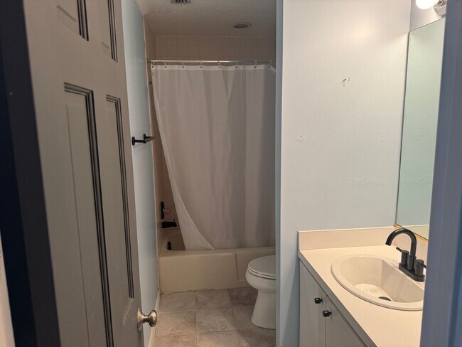 Building Photo - Large Executive Gated Carrollwood Townhome